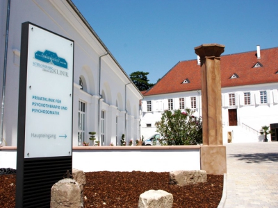 Hofeinfahrt Privatklinik Schlosspark Dirmstein