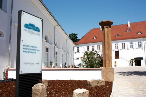 Hofeinfahrt Privatklinik Schlosspark Dirmstein
